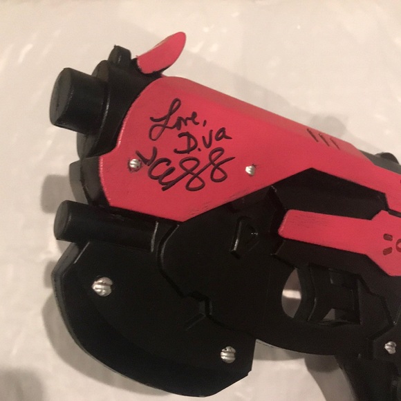 Overwatch D.Va Signed Prop Gun - Picture 3 of 4